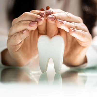 Mujer protegiendo figura de molar