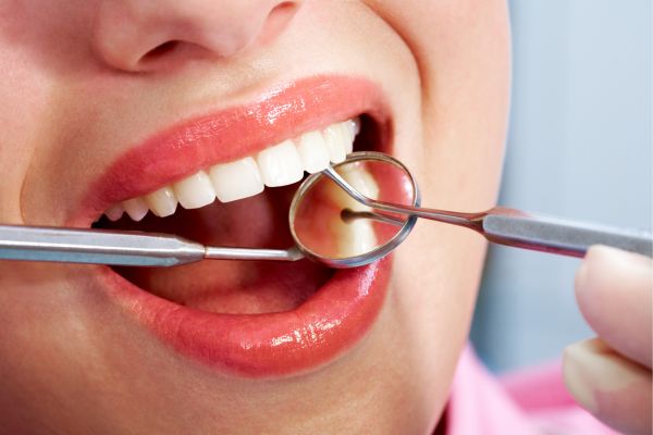 1080x600 Chica recibiendo tratamiento dental