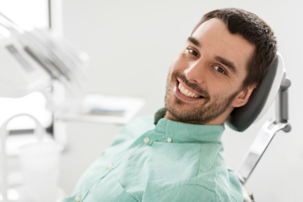 Chico sonriente en el dentista